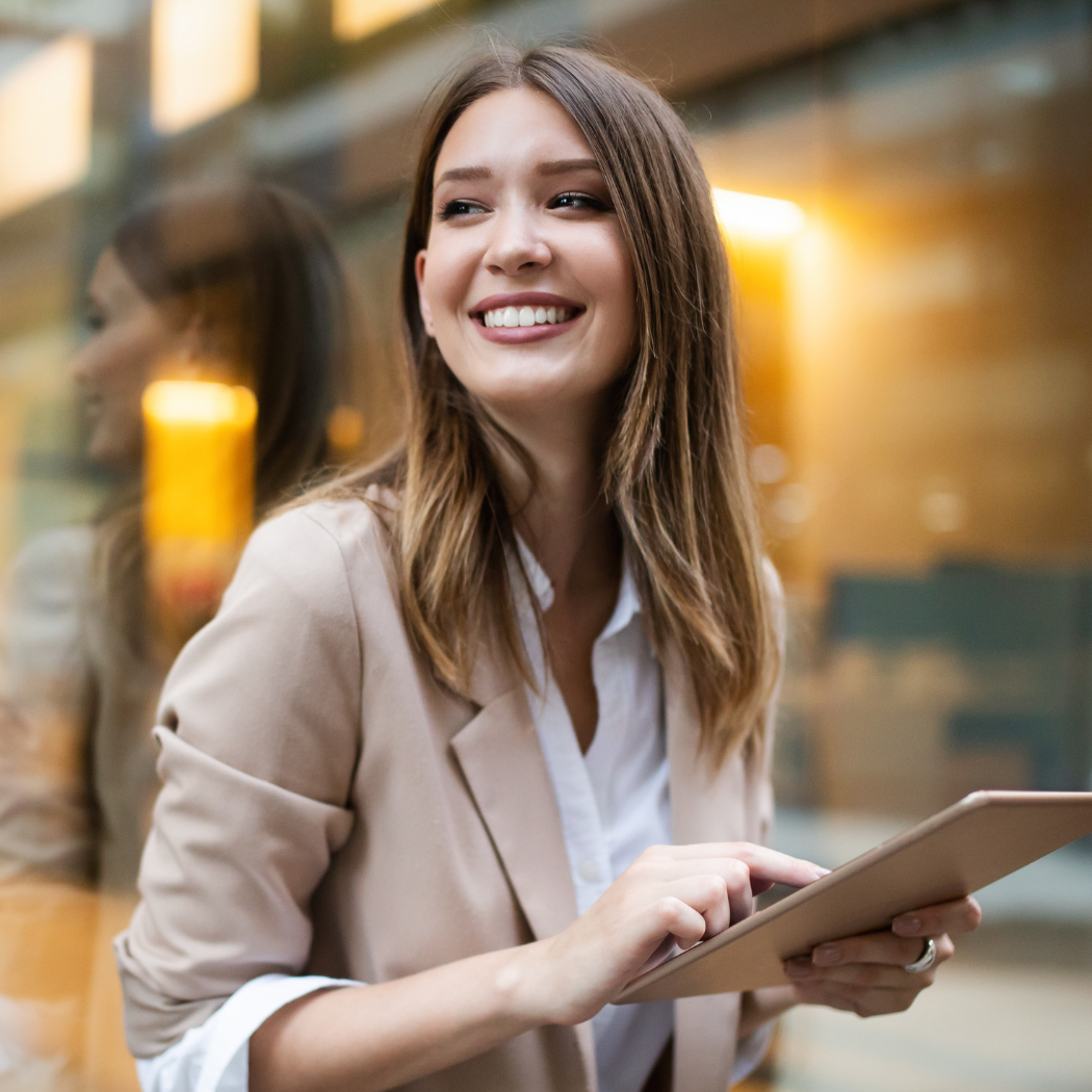 Smart casual damski – co to jest za dress code i na jakie okazje pasuje? Stylistki wyjaśniają